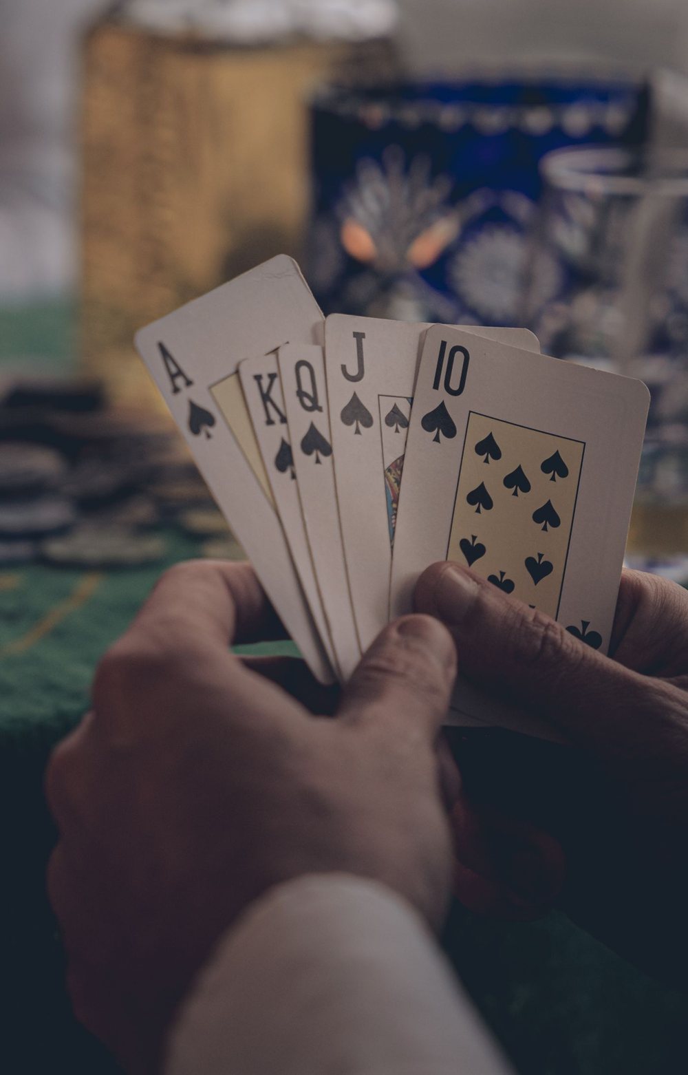 Royal flush v pikách pri pokrovom stole